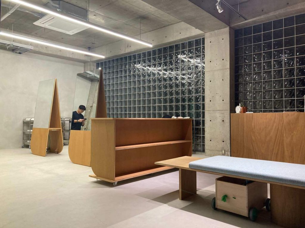 ラワンベニヤで統一した家具
