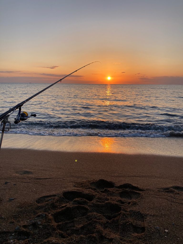 夕日の中でイカ釣り