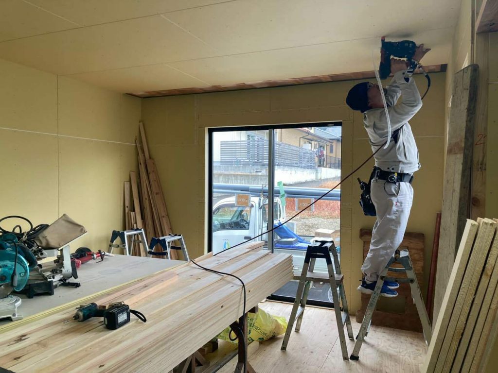 天井のボード張りは重労働です