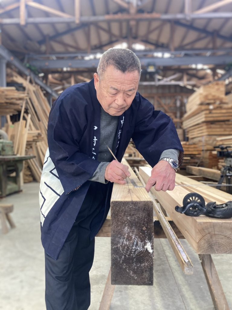 工務店の親方、墨付けの風景