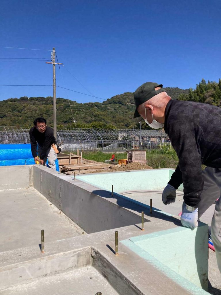 新築の現場で墨出しをする大工