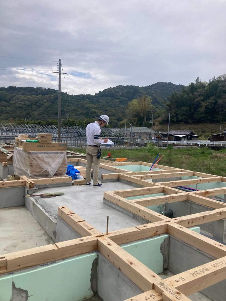 新築の現場で基礎・土台出来高検査です