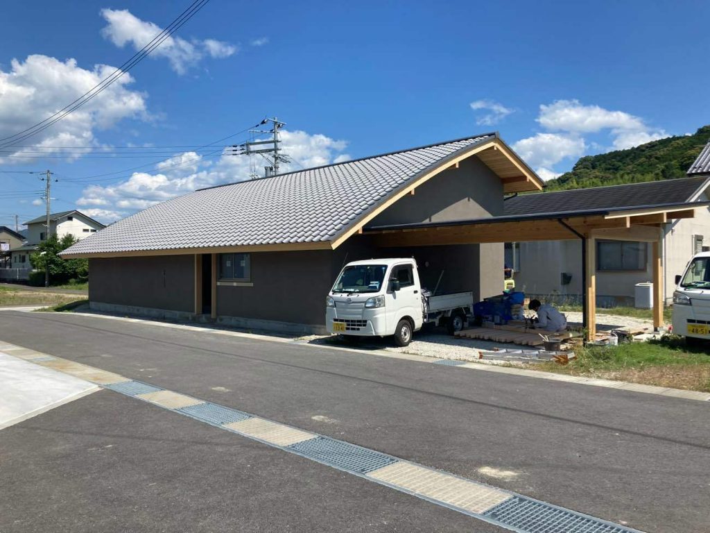 工務店が建てる新築・注文住宅の瓦葺で塗り壁の家の足場が取れました