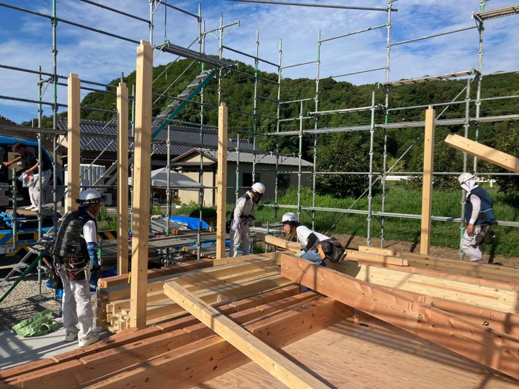 新築・注文住宅を建てる工務店の上棟風景